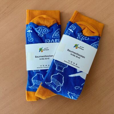 Ein Paar orangefarbene-blaue Baumwollsocken in Gr&ouml;&szlig;e 36 bis 43 vom Landkreis Oberhavel.