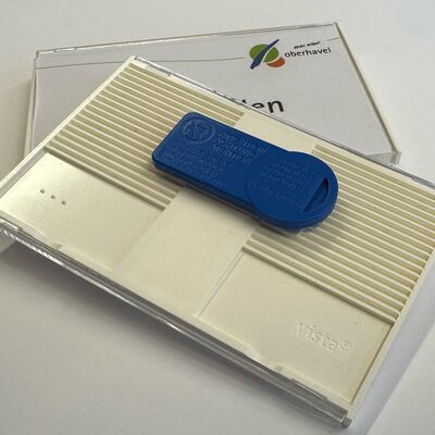 Ein magnetisches Namenschild.