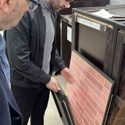 Milan Diebecker zeigt Alexander T&ouml;nnies die verschieden bedruckten Dibondplatten.