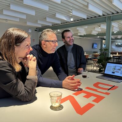 Milan Diebecker (rechts) gibt WInTO-Gesch&auml;ftsf&uuml;hrerin Claudia Flick und Landrat Alexander T&ouml;nnies zwischen Mittagsrestaurant und Kaffeebar einen &Uuml;berblick &uuml;ber die Gesch&auml;ftsfelder der Firma, ihre Liebe zum Design und zur Nachhaltigkeit.