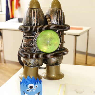 Upcycling-Wettbewerbsbeitr&auml;ge 2024: Raketenrucksack und Stiftehalter