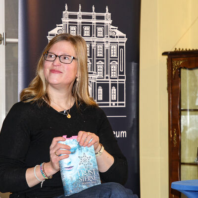 Autorin Anna Fleck pr&auml;sentiert ihr Buch "Froststerne 1: Erinnere dich"