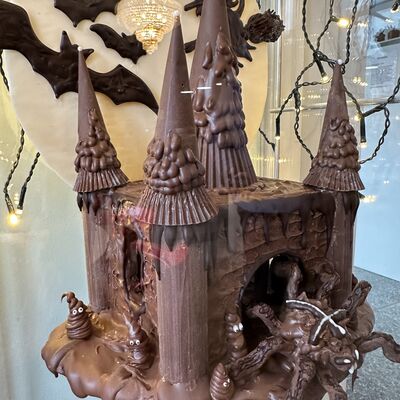 ein Halloween-Spukschloss aus Schokolade