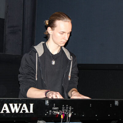 musikalische Umrahmung mit Keyboard beim LiteraturFieber mit Tim Pieper