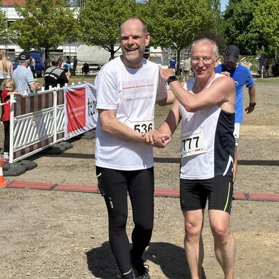 Gemeinsam im Ziel: Axel Drecoll, Direktor der Stiftung Brandenburgische Gedenkst&auml;tten, und der ehemalige Chef der AWU Oberhavel, Manfred Speder.