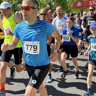 Insgesamt 782 L&auml;uferinnen und L&auml;ufer starteten beim 58. Sachsenhausen-Gedenklauf. Die Hauptl&auml;ufe f&uuml;hrten &uuml;ber 7,5 und 15 Kilometer um die Gedenkst&auml;tte Sachsenhausen.