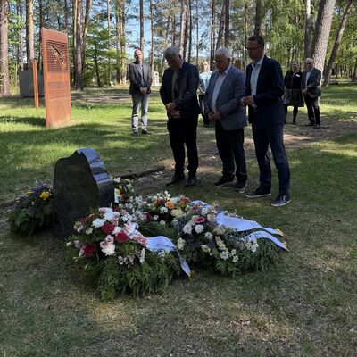 W&auml;hrend Ministerpr&auml;sident Dr. Dietmar Woidke den Startschuss f&uuml;r den Staffellauf gab, legten Landrat Alexander T&ouml;nnies (von rechts), Oranienburgs Stadtverordnetenvorsteher Dirk Blettermann, Alexander Laesicke, B&uuml;rgermeister der Stadt Oranienburg und Axel Drecoll, Direktor der Stiftung Brandenburgische Gedenkst&auml;tten, einen Kr&auml;nze zum Gedenken an die Opfer des Nationalsozialismus an der Station Z nieder.