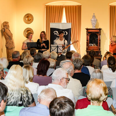 musikalische Umrahmung durch Sch&uuml;lerinnen und Sch&uuml;ler der Kreismusikschule mit Gesang und Gitarre.