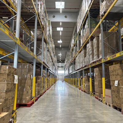 Pakete lagern &uuml;bereinander in Regalen.