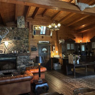 Ein Raum mit rustikalen M&ouml;beln und gemauertem Steinkamin im Country-Stil.