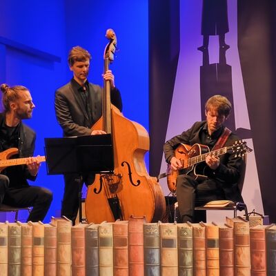 Das Jazztrio Pankeperlen f&uuml;hren musikalisch durch den Abend. Christoph Gaertner - Gitarre, Conor Cantrell - Gitarre und Christian Fischer am Kontrabass.