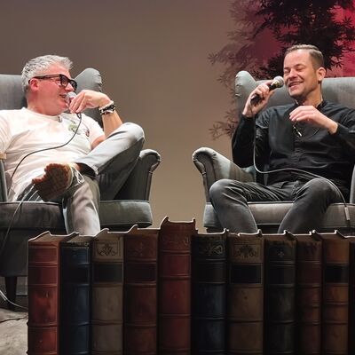 Der Autor Andreas Winkelmann und der Moderator Vincent Kliesch sitzen in zwei Sesseln auf der B&uuml;hne und f&uuml;hren im Anschluss an die Lesung ein lockeres Gespr&auml;ch zum Buch.