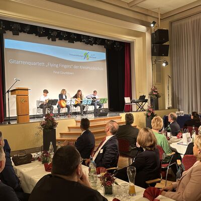 Kinder auf einer B&uuml;hne mit Gitarren.
