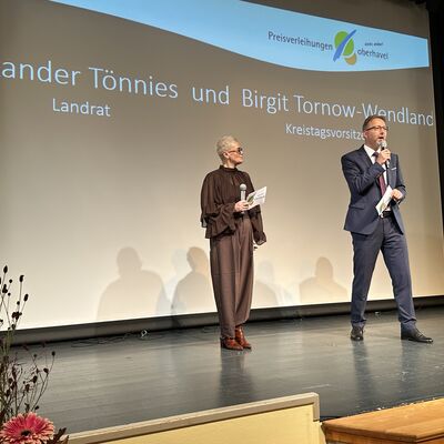 Ein Mann und eine Frau auf einer kleinen Theaterb&uuml;hne.