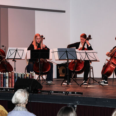 Drei Cellistinnen und ein Cellist der Kreismusikschule sorgen auf der B&uuml;hne im gro&szlig;en Saal f&uuml;r die musikalische Umrahmung.