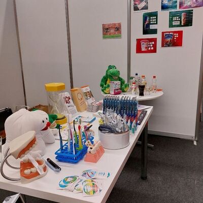 Ein Messestand vom Zahn&auml;rztlichen Dienst beim Gesundheitstag mit Anschauungsmaterialien wie Zahnmodelle, Zahnb&uuml;rsten und kleinen Geschenken.