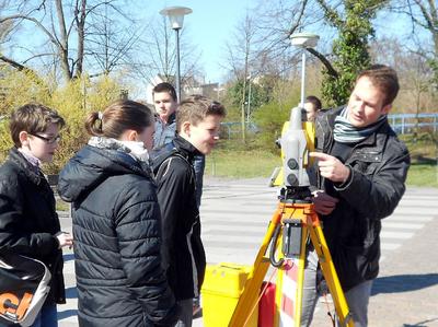 Sch&uuml;lerinnen und Sch&uuml;ler erhalten einen spannenden Einblick in den Beruf des Vermessungstechnikers