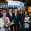 Brandenburgs Ministerpräsident Dr. Dietmar Woidke und Oberhavels Landrat Ludger Weskamp (beide in der Bildmitte) am Stand des Landkreises Oberhavel bei der Grünen Woche 2016.