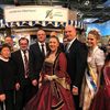 Gruppenbild mit Brandenburgs Ministerpräsidenten Woidke, Brandenburgs Landwirtschaftsminister Vogelsänger und Oberhavels Landrat Weskamp (alle in der Bildmitte).