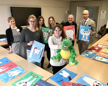 Jury entscheidet &uuml;ber Gewinner des Malwettbewerbs zum Tag der Zahngesundheit.