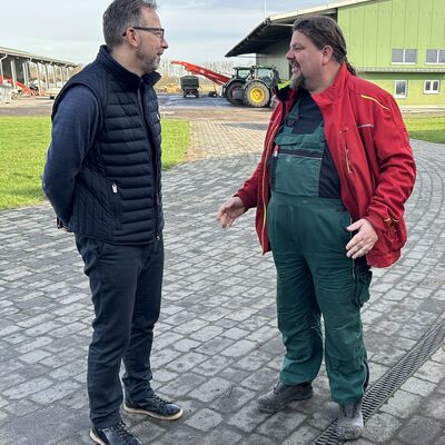 Landrat vor Ort in Liebenwalde beim Landwirtschaftsbetrieb Plass